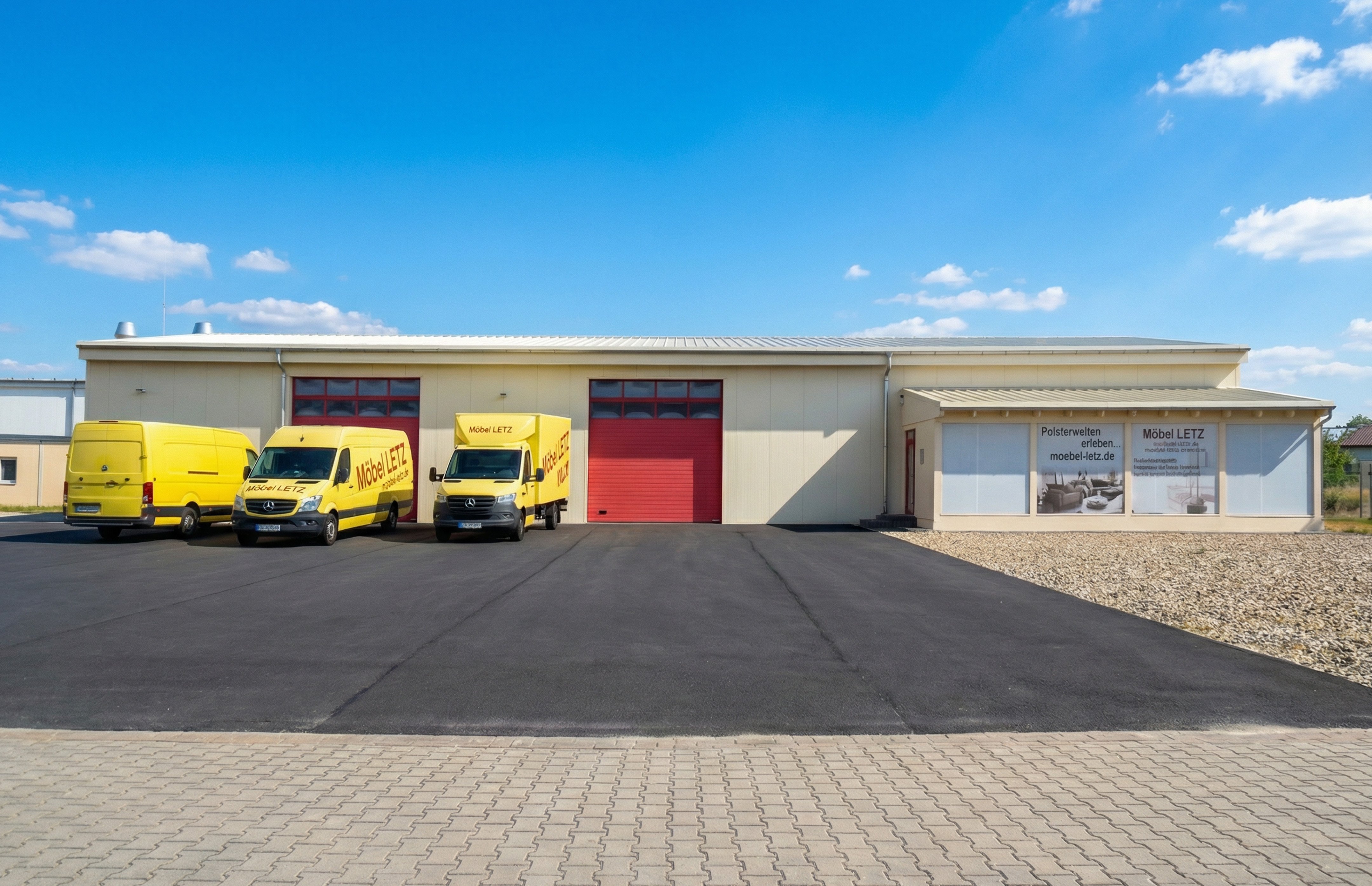 Ansicht Lager mit Möbel Letz Fahrzeugen