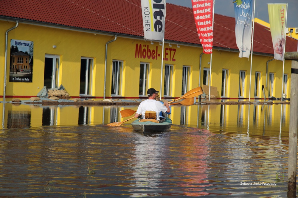 Paddler im Elbehochwasser vor dem Möbelhaus