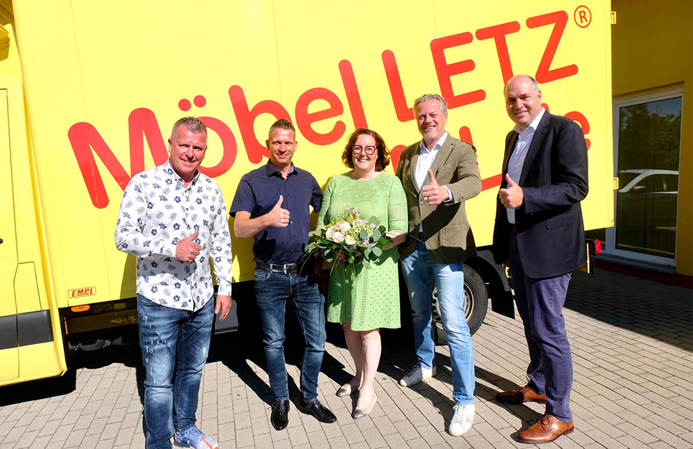 Pressefoto mit Geschäftsführern von Porta und Möbel Letz