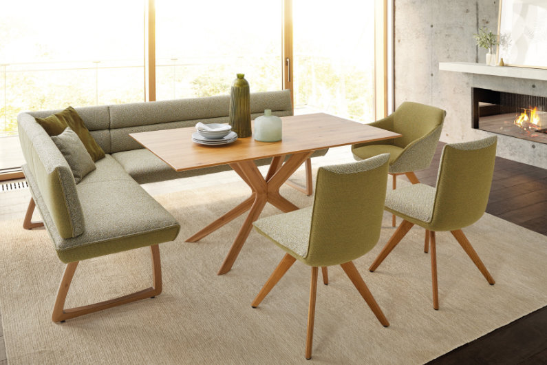 Moderner Essplatz mit grüner Eckbank und 3 Stühlen mit massivem Wildeichengestell