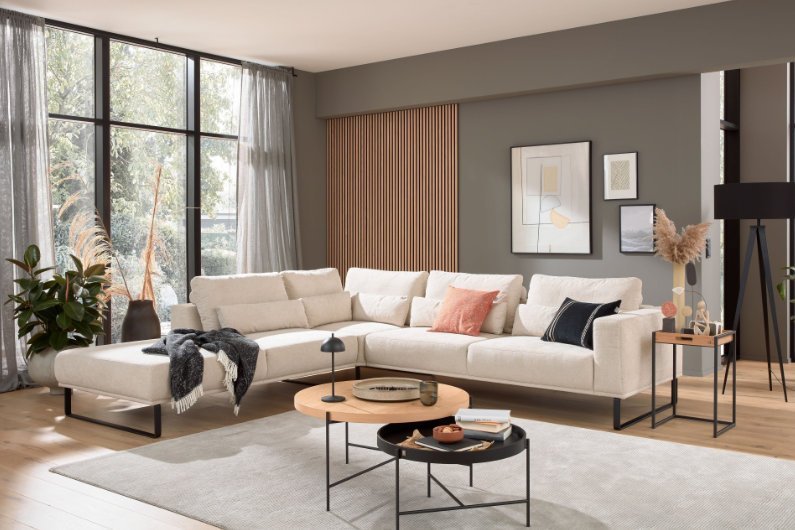 Großes Ecksofa in hellem Beige mit schwarzen Metallkufen