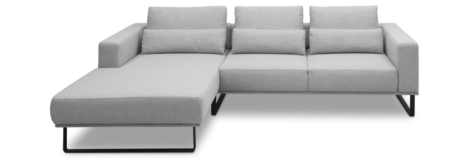 Graues Ecksofa mit schwarzen Metallkufen und breitem Longchair