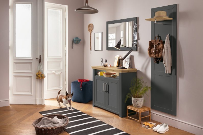 Dunkles Garderoben-Set im Landhausstil, bestehend aus Garderobenpaneel mit 3 Haken, Kommode mit Türen und passendem Spiegel.