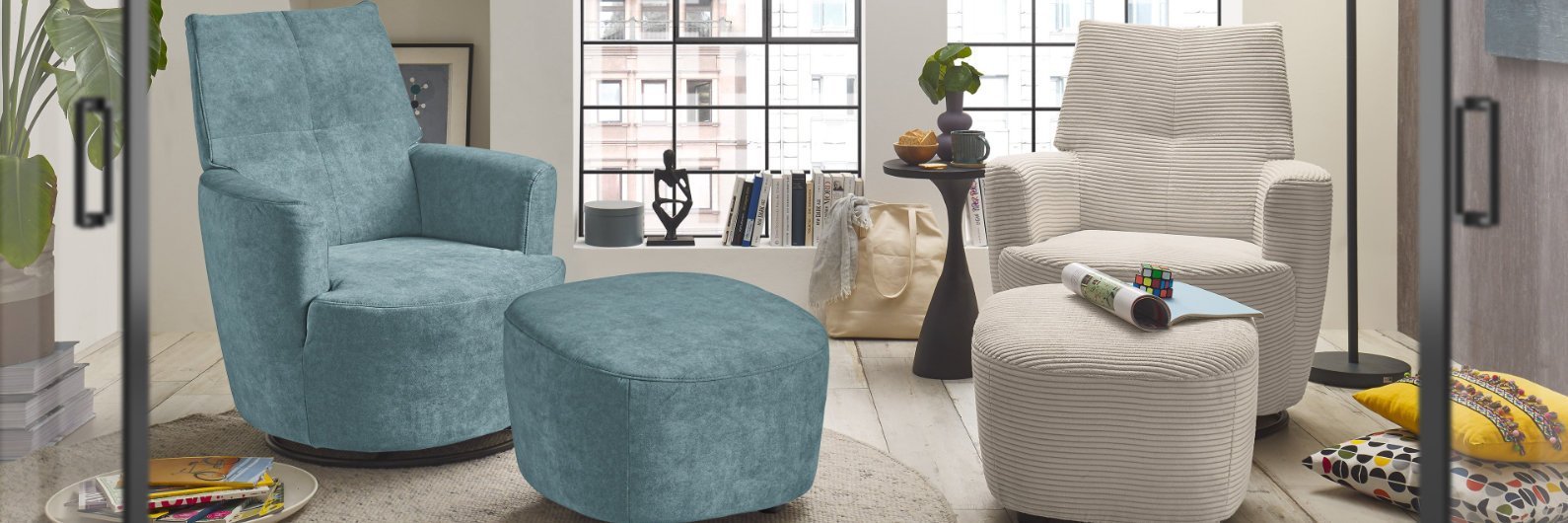 2 moderne Schaukelsessel mit Hocker