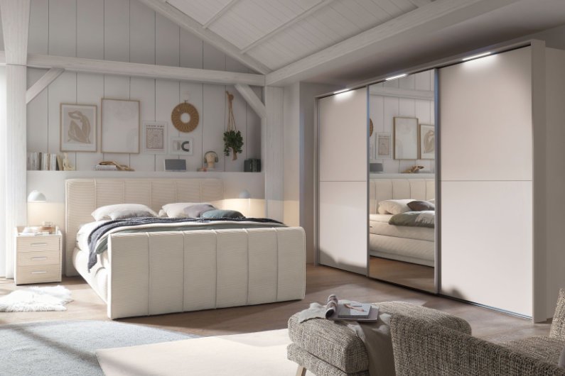 Schlafzimmer mit hellem, elegantem Schwebetürenschrank