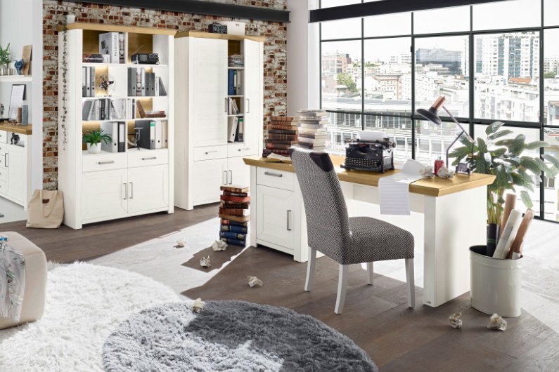 Arbeitszimmer im Landhausstil mit Schreibtisch und einer Kombi aus Büroschrank und Regal