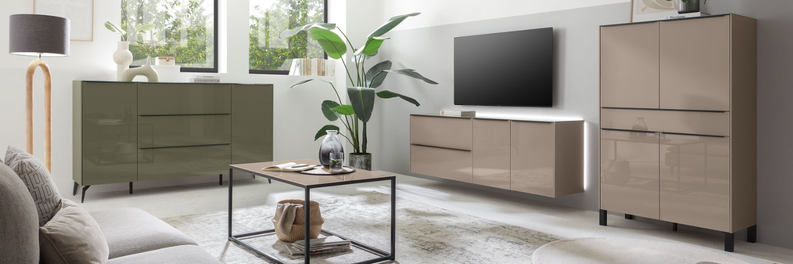 Wohnwand in Taupe mit Hintergrundbeleuchtung am schwebenden Lowboard