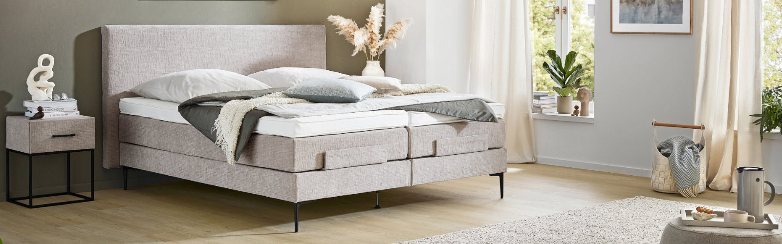 Schlankes Polsterbett mit weichem Chenille-Fachgewebe in Beige