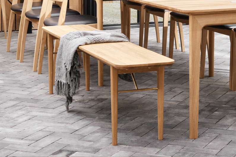 Minimalistische Esszimmerbank aus Massivholz ohne Rückenlehne 