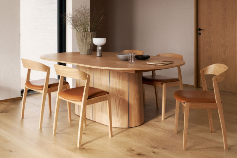 Heller Holztisch mit gepolsterten Holzstühlen im skandinavischen Design