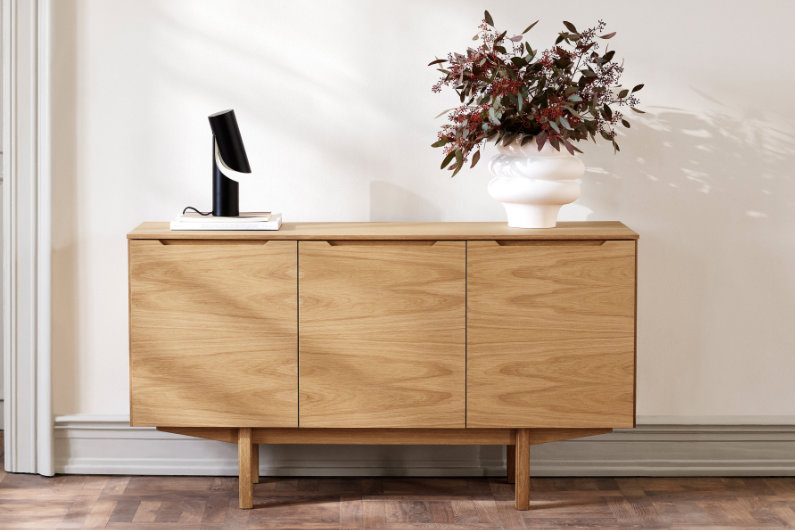 Sideboard aus hell geöltem Eichenholz mit schlanken Holzbeinen