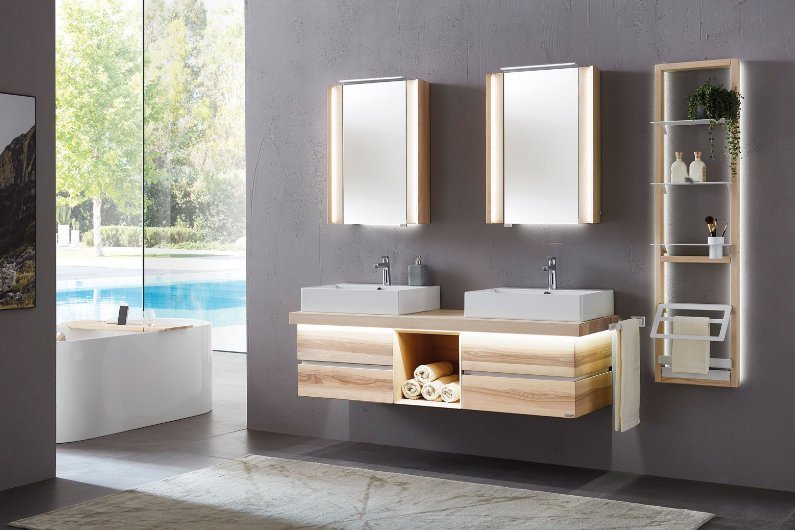 Hängendes Badmöbel-Set mit Doppelwaschtisch und Beleuchtung