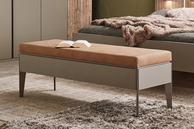 Bettbank mit kunstlederbezogenem Sitzpolster und Metallfüßen