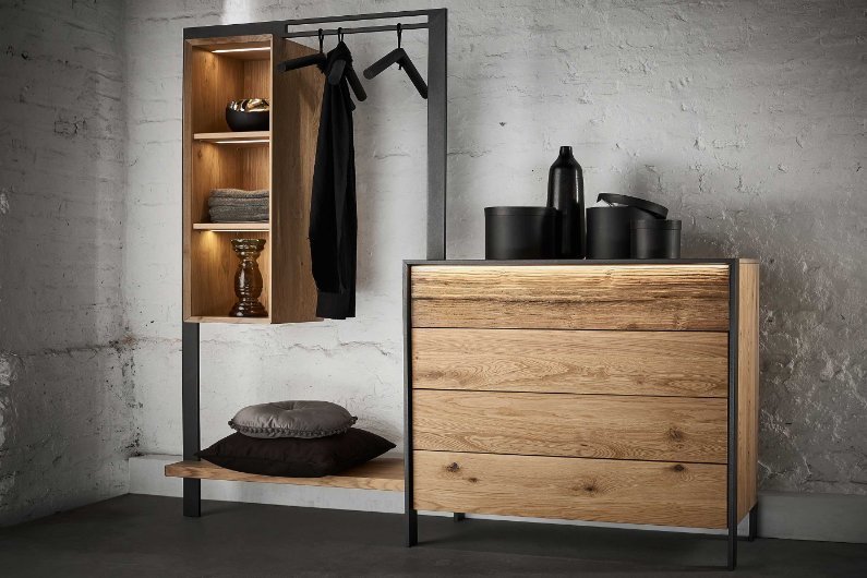 Kompakt-Garderobe mit Schubladenkommode aus Wildeiche und integrierter Beleuchtung