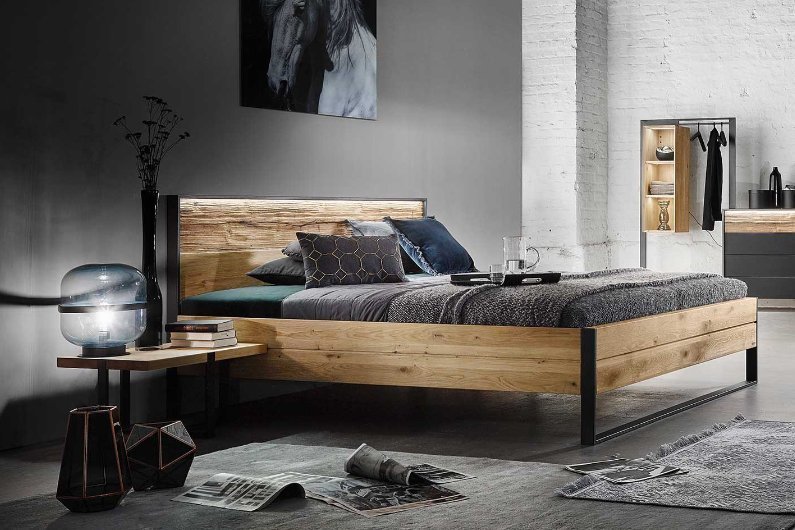 Bett aus massiver Wildeiche mit Spaltholzakzent am Kopfteil
