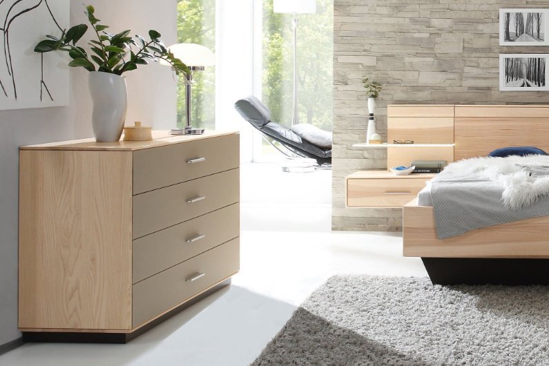 Kombikommode mit weiß lackierter Front und Absetzung aus massiver Kristallbuche