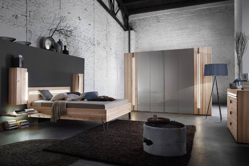 Elegantes Schlafzimmer mit Massivholzbett, Kleiderschrank mit Glasfront und integrierter Beleuchtung an den Möbeln