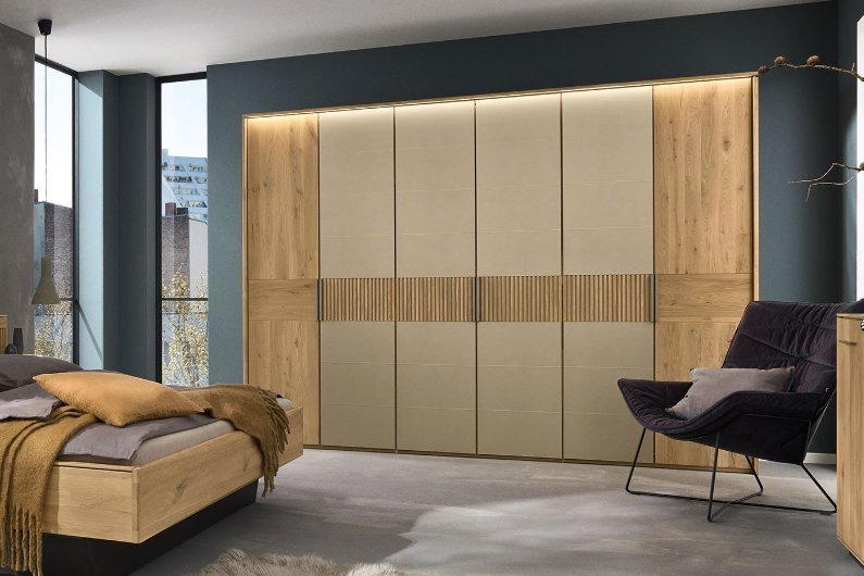 Kleiderschrank mit 6 Türen aus Massivholz und Glas mit Lamellenakzent