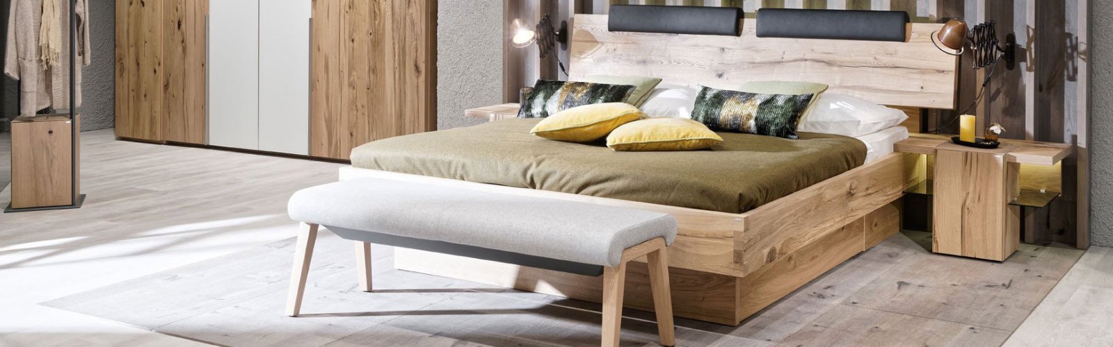 Doppelbett aus rustikalem Eichenholz mit Kopfteilpolster