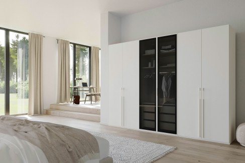 Skat von Rauch Orange - Schrank weiß mit 2 Glastüren und viel Zubehör