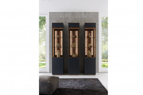 Runa von Hartmann - Sideboard mit Glasausschnitt