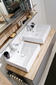 V/lacera von Voglauer - Badezimmer in Cubanitgrau/ Wildeiche geölt