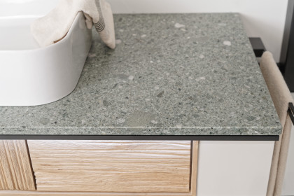 V/lacera von Voglauer - Badezimmer in Taupe/ Granitstein