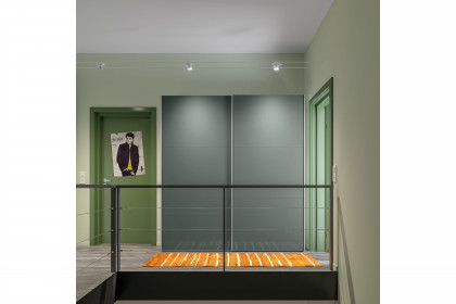 Slideline von JUTZLER - Schwebetürenschrank mit Kurztiefe grün - schwarz