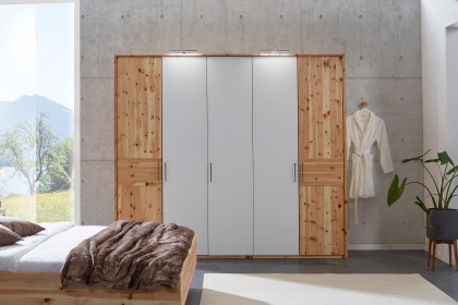 Lugano-sleeping von Schösswender - Schrank Zirbe - Weißglas matt