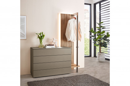 Plan von Thielemeyer - Kommode Lack fango mit Garderobe Wiener Geflecht