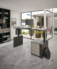 Kara-Frame von Musterring - höhenverstellbarer Schreibtisch in Eiche graphit