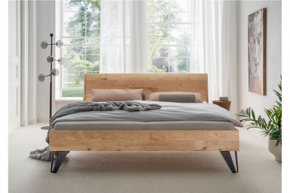 BE-0823 von GK Möbelvertrieb - Massivholzbett mit schwarzen Metallfüßen 140x200 cm