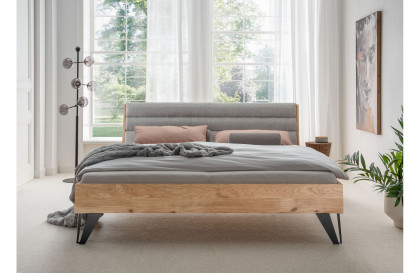 BE-0823 von GK Möbelvertrieb - Massivholzbett mit hellgrauem Polsterkopfteil