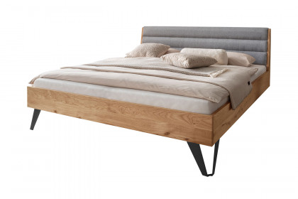 BE-0823 von GK Möbelvertrieb - Massivholzbett mit hellgrauem Polsterkopfteil