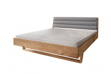 BE-0825 von GK Möbelvertrieb - Bett Wildeiche mit Stoffkopfteil hellgrau