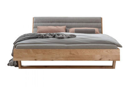 BE-0825 von GK Möbelvertrieb - Bett Wildeiche mit Stoffkopfteil hellgrau