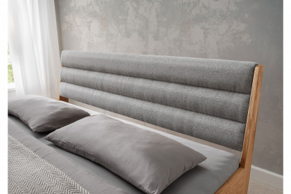 BE-0825 von GK Möbelvertrieb - Bett Wildeiche mit Stoffkopfteil hellgrau