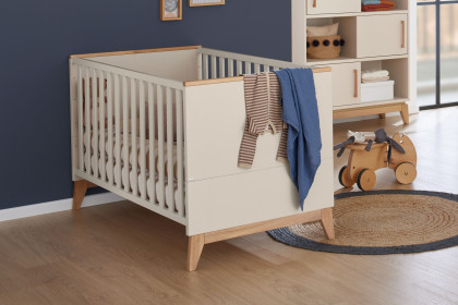 Stiene von Paidi - Babyzimmer mit Schiebetürenschrank beige - Eiche massiv