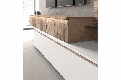 V/lacera living von Voglauer - Wohnwand in Weiß und geölter Wildeiche