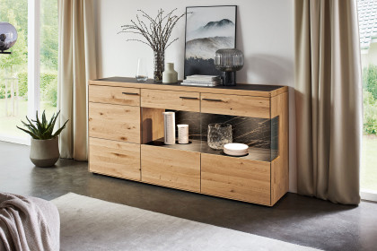 WM 2520 von Wöstmann - Sideboard aus massiver Wildeiche mit Eckverglasung