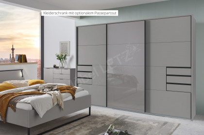 Tilburg von Wimex - saharagraues Schlafzimmer mit großem Kleiderschrank