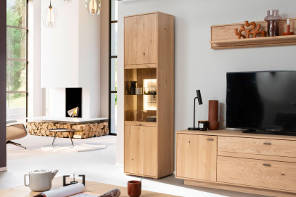 Freeport von MCA - Vitrine aus teilmassiver Balkeneiche