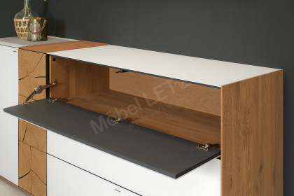 Caya von Hartmann - Sideboard Kerneiche/ Hirnholz/ Mattglas weiß