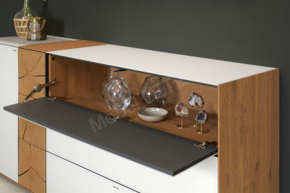 Caya von Hartmann - Sideboard Kerneiche/ Hirnholz/ Mattglas weiß