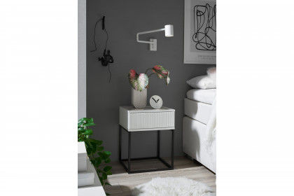 Marle von POL Power - weiße Nachtkommode - 1 Schubfach mit Rillen-Struktur