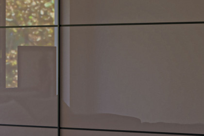 Slideline von JUTZLER - schmaler Schwebetürenschrank mit Glasfront trüffel