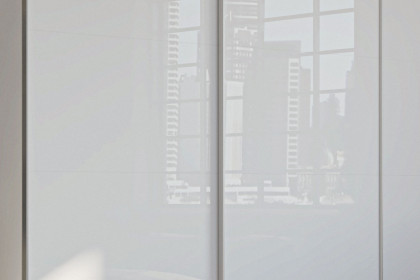 Top Slideline von JUTZLER - Schwebetürenschrank ca. 236 cm hoch Glas weiß