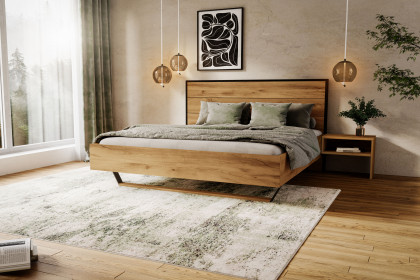 Como von Schösswender - Bett mit Holzkopfteil und Bügelwange Kupfereiche