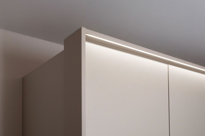 Arola von Schöner Wohnen - Schlafzimmer mit viel Zubehör & Beleuchtung