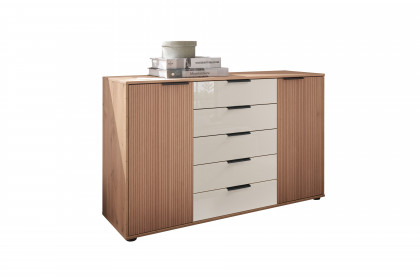 Valetta von Wiemann - Kommode Türfronten Massivholz mit Rillenstruktur